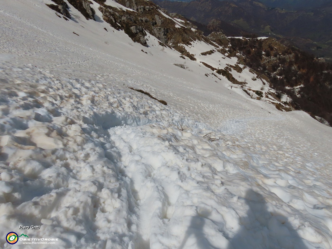 61 Scendiamo con attenzione su pendio ripido con neve molle e scivolosa.JPG